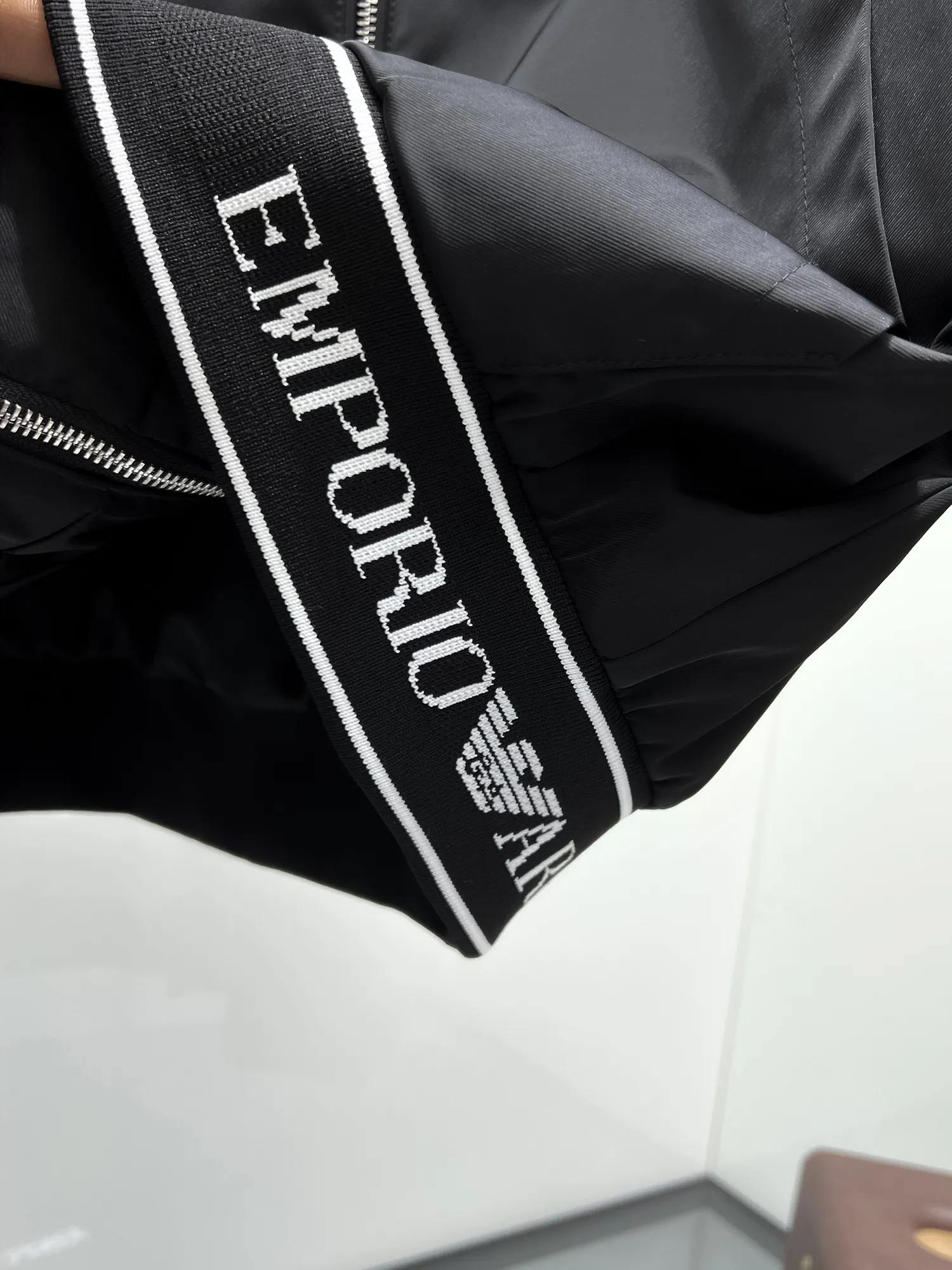Armani official website Same Style, complete with three labels, on sale in advance. 2026 Autumn and Winter New Arrival men's jacket, Original with complete three labels, Premium version. Custom-made fabrics at the counter. Breathable, high comfort, impeccable details, brand element design concept, reflecting high quality. It feels delicate and soft, presents a casual cut, and has a great upper body shape. Sizes: M～3XL,